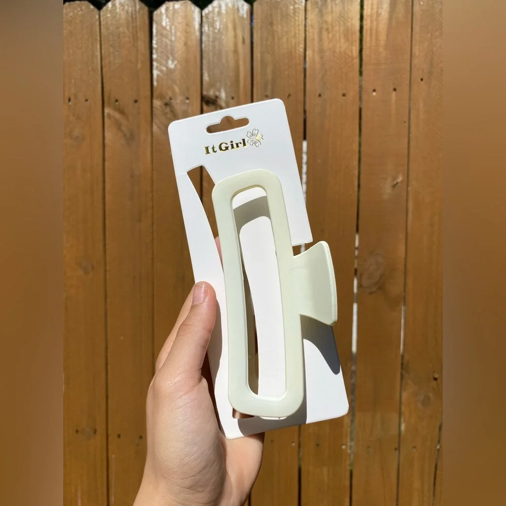 Matte Rounded Rectangular Cut-Out Claw Clip - Picture 4 of 6